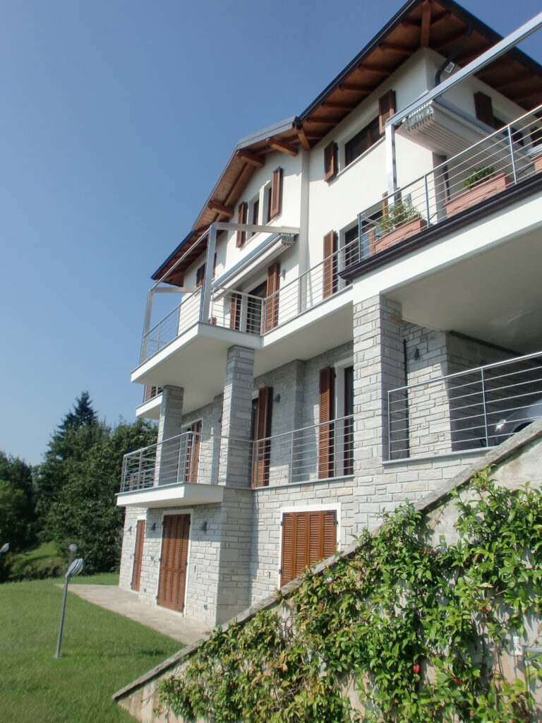 Villa plurifamiliare ad Arona